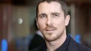 Acusan a Batman de agredir a madre y hermana