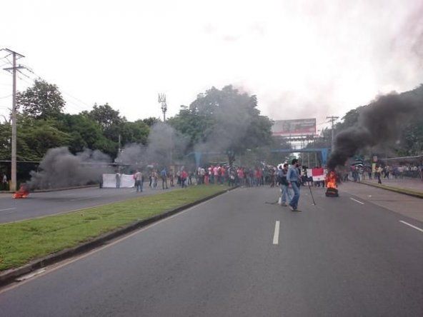 Estudiantes de Derecho cierran vía Transístmica, reiteran oposición al examen de barra