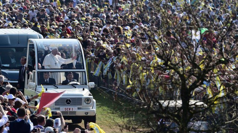 Un millón de fieles asisten a la misa del papa cerca a Milán