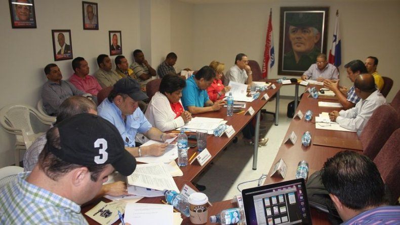 Entregan borrador de reformas al Estatuto del PRD