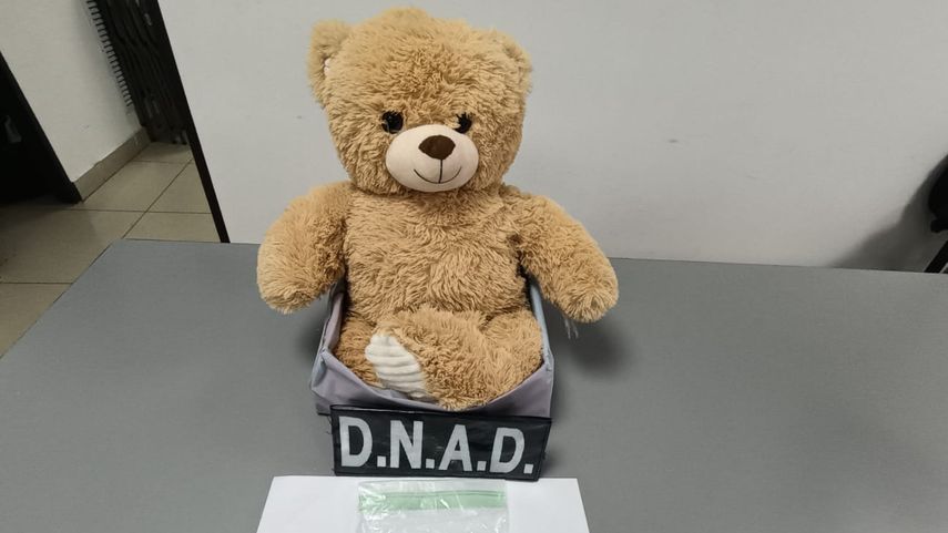 La Policía Nacional descubre presunta droga dentro de un oso de peluche.