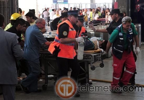 Tren choca contra estación en Argentina