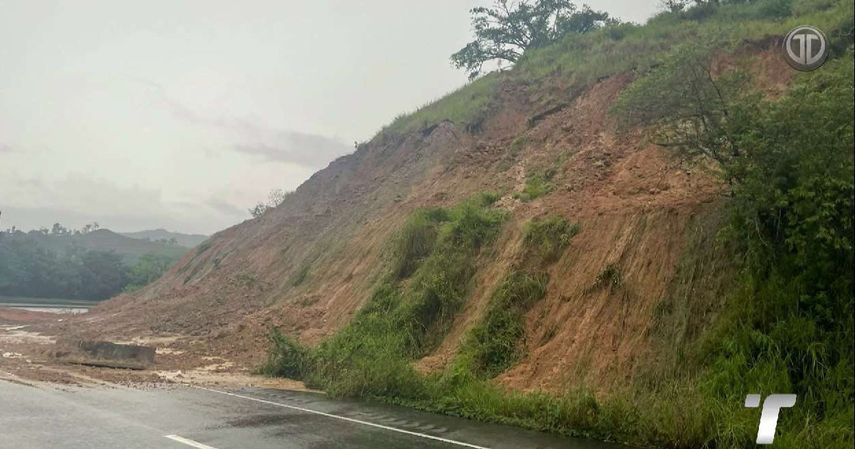 Reportan un deslizamiento de tierra en la carretera Panamericana a la altura de Viguí.