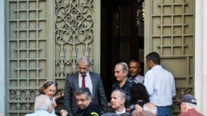 Los bancos griegos reabren el lunes con flexibilización del tope de retiros