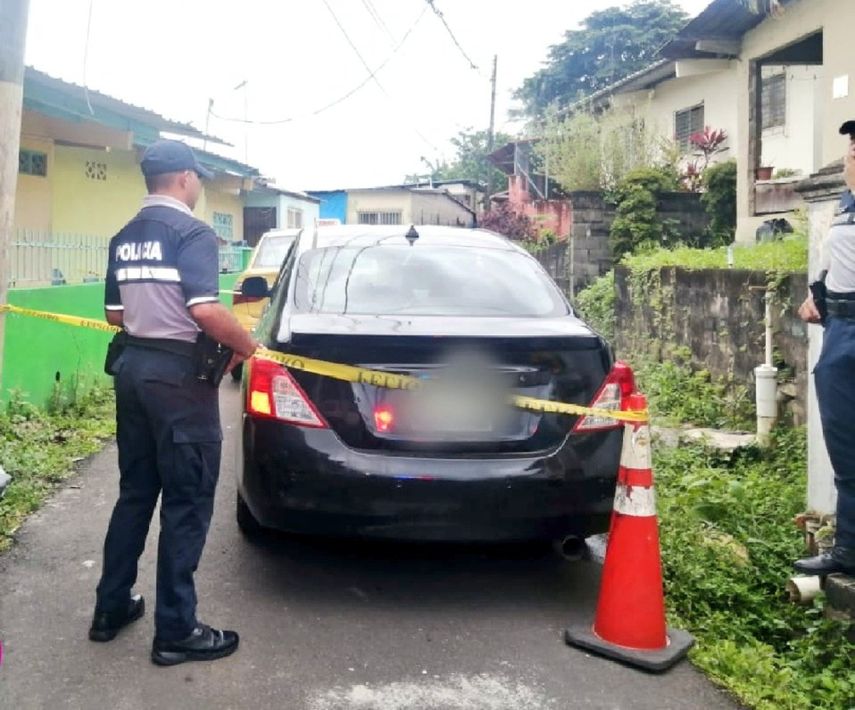 Los sospechosos del hurto abandonaron el vehículo en Calle 17
