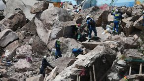 Cuerpos de rescate continúan la búsqueda de desaparecidos, en la zona del derrumbe ocasionado por las fuertes lluvias en el municipio de Tlalnepantla, en el Estado de México.