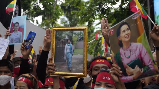 En Bangkok, cientos de personas protestaron frente a la embajada de Myanmar, ondeando banderas y coreando lemas pese a una torrencial aguacero.