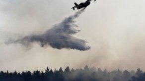 Aviones reanudan lucha contra el fuego en isla griega