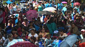 Mamás en Colombia defienden lactancia en público