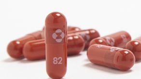 Las píldoras —y de hecho otros medicamentos contra el COVID-19— están siendo racionados cuidadosamente, reservados para los pacientes de mayor riesgo.