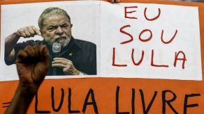 Lula cumple un mes de prisión y sigue expectante frente a una difusa libertad