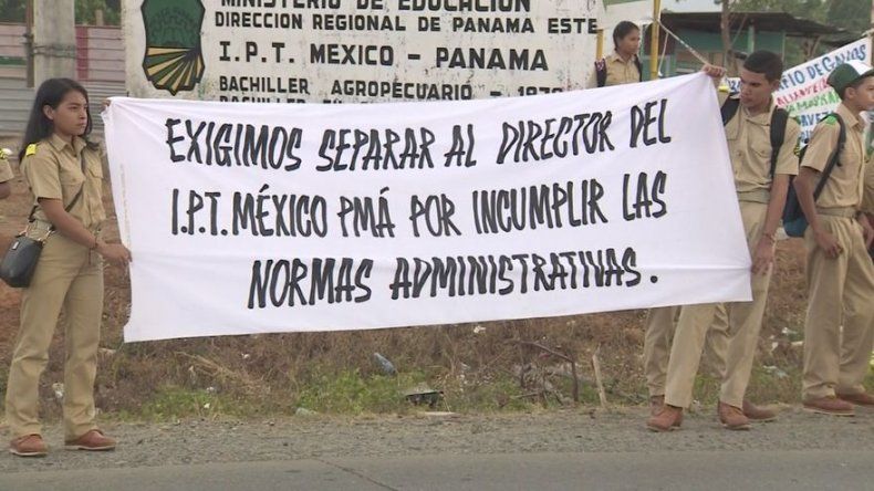 Docentes de escuela en Tanara en paro indefinido por denuncia de estafa por 20 mil dólares