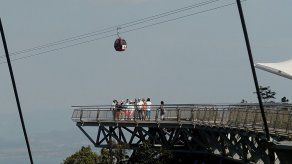 Cientos de turistas bloqueados por una avería en un teleférico en Malasia