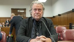 Steve Bannon, de 69 años, se declaró inocente de engañar a los donantes que dieron dinero para construir un muro en la frontera de Estados Unidos con México.