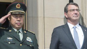 Jefe del Pentágono urge a China dejar de construir islas en mar disputado