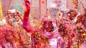 Las viudas de la India desafían la tradición con una lluvia de color y flores