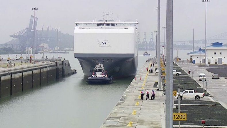Buque portavehículos más grande del mundo realiza su tránsito por el Canal de Panamá