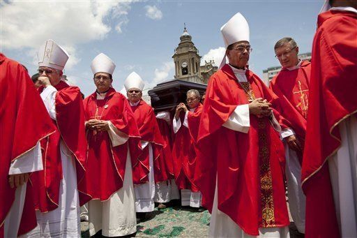 Feligreses rinden tributo a cardenal en Guatemala
