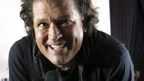 Carlos Vives disfruta nueva “pinta sensual” para el Mundial