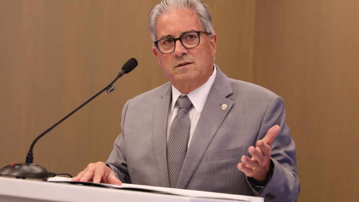 Boyd Galindo pide revisar proyecto de ley que amplía horarios