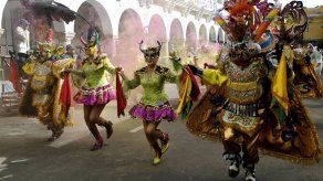 Colorida y tradicional danza de la diablada abre el carnaval boliviano