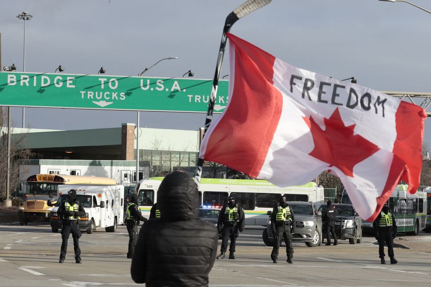 Los manifestantes desmantelaron algunas tiendas de campaña instaladas en medio de los carriles de circulación y los primeros camiones abandonaron el lugar.