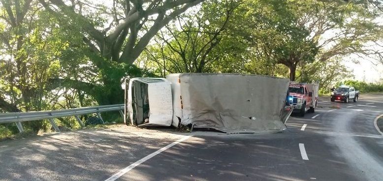 Reportan víctima fatal tras vuelco de camión en Loma Campana