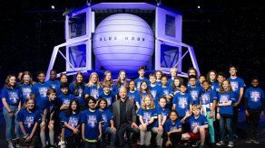 El multimillonario Jeff Bezos anuncia un plan para viajar a la Luna