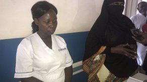 Ministra de Salud ugandesa se disfraza para atrapar a empleados de hospital corruptos