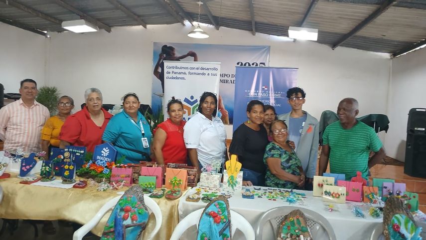 14 mujeres y un caballero se graduaron del curso de Artesanías del INADEH con el apoyo del MIDES. 14 mujeres y un caballero se graduaron del curso de Artesanías del INADEH con el apoyo del MIDES. 