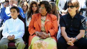 Madre de Michael Jackson recupera custodia de hijos del cantante