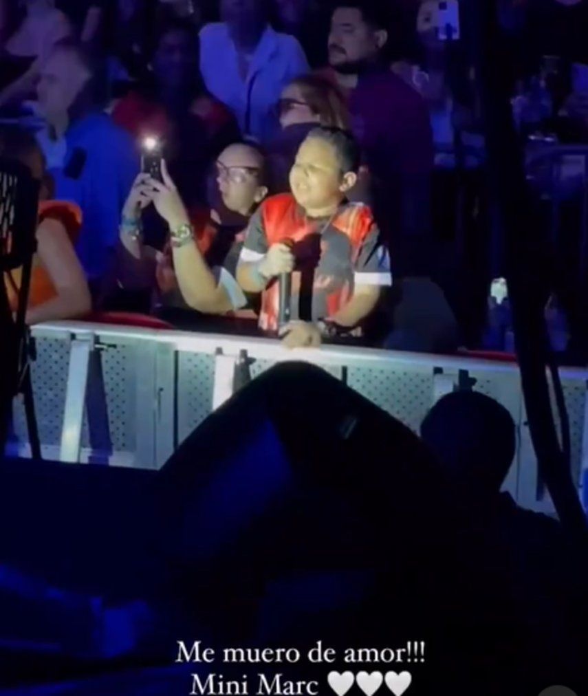 Cantando a todo pulmón estaba este Mini Marc