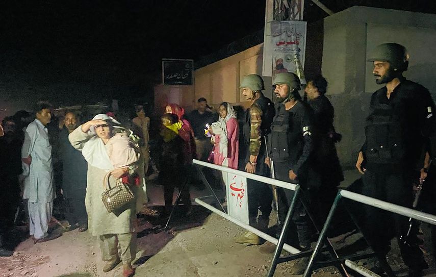 India lanza bombardeo sobre Pakistán y este promete responder