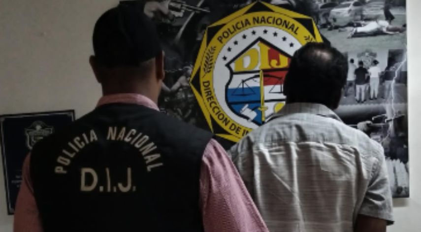 Policía Nacional. Unidad de la DIJ con el detenido por fraude