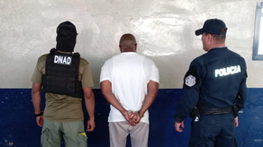 Policía Nacional junto con el hombre que transportaba presunta droga en Col Policía Nacional junto con el hombre que transportaba presunta droga en Col