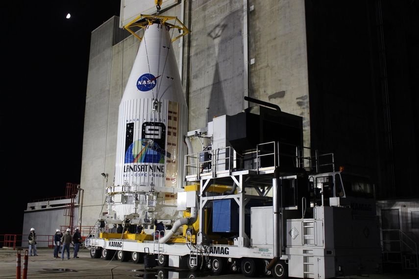 Fotografía cedida por United Launch Alliance donde se muestra un transportador de carga con el satélite Landsat 9 mientras sale de la plataforma de Procesamiento Integrado camino al Complejo de Lanzamiento Espacial 3 de la Base de la Fuerza Espacial en Vandenberg.