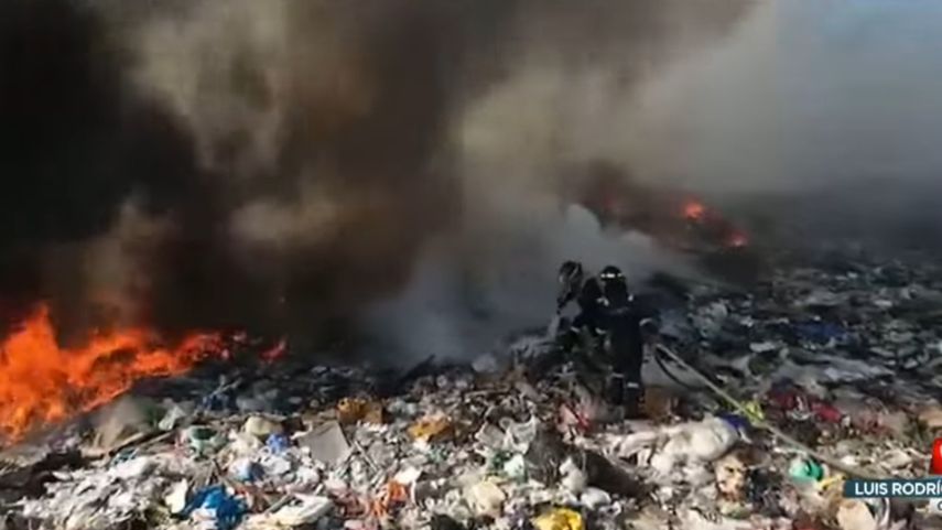 Bomberos avanzan en la extinción de incendio en el vertedero de Chepo.