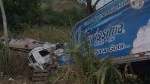 Conductor de camión pierde los frenos y cae en barranco