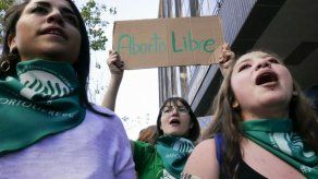 Cientos de chilenas se suman al pañuelazo en apoyo al aborto en Argentina