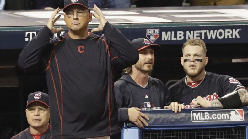 Indios ejecutan opciones de Francona y Santana