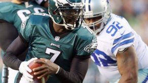 Vick abandona hospital tras sufrir conmoción cerebral