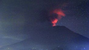 Erupción de volcán en Bali arroja cenizas sobre resorts
