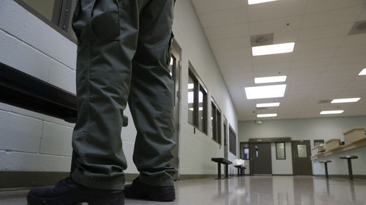 “El gobierno todavía les está pagando para mantener abiertas las instalaciones”, dijo Lizbeth Abeln, directora de defensa de deportación de la Coalición Justicia Para Inmigrantes, en el sur de California. “Es realmente preocupante que todavía les paguen por todas las camas todos los días. Está vacío”.