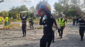 Personal de la Alcaldía de Panamá remueve escombros de la Ave. Balboa