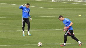 Iker Casillas felicita a Keylor Navas por su debut en el Bernabéu