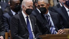 Encabezados por el presidente Joe Biden, los expresidentes Barack Obama y Clinton, unos 1,400 dolientes se reunieron.