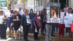 Funcionarios del Minsa protestan contra proyecto de “ley antitabaco”