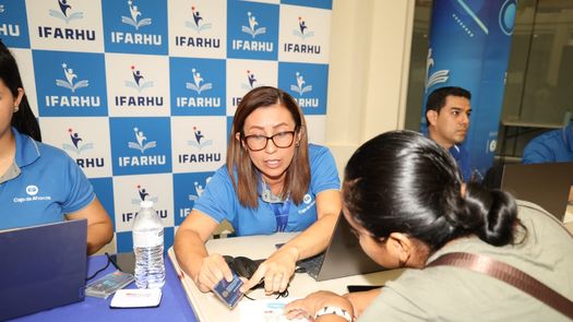 Entrega de tarjetas PASE-U del IFARHU.&nbsp;