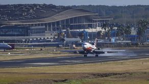 De acuerdo con Tocumen S.A. en la última adenda, se obliga a la constructora OEC a entregar la obra de expansión completamente finalizada al día 30 de septiembre de 2021,pero al 27 de septiembre mantenía 640 pendientes por terminar.