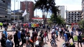 Cientos de personas en quiebra por la pandemia protestan contra confinamiento en Colombia